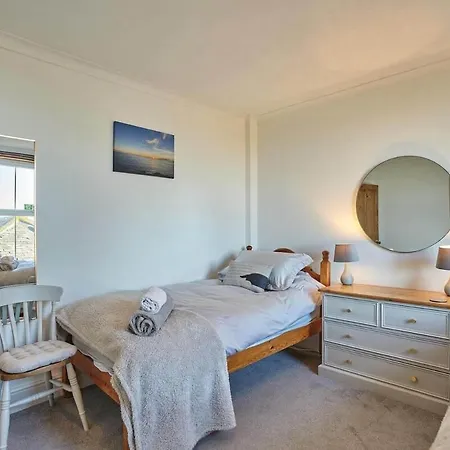 Cosy Flat Sea Views Short Walk To Shops & Pub Apartment *