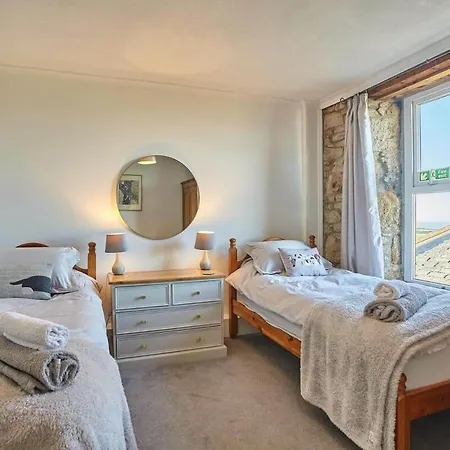 Cosy Flat Sea Views Short Walk To Shops & Pub